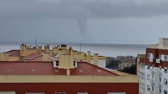 Imagens captam tornado na margem de Lisboa