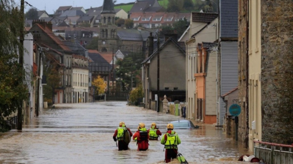 Uma pessoa desaparecida e 100 retiradas de casa após inundações em França