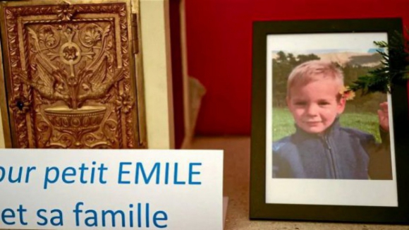 Partes do corpo de menino desaparecido durante meses na França não explicam a sua morte