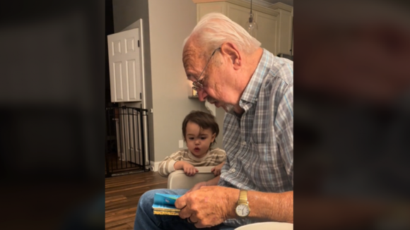 Vídeo de idoso a ler para a bisneta torna-se viral nas redes sociais