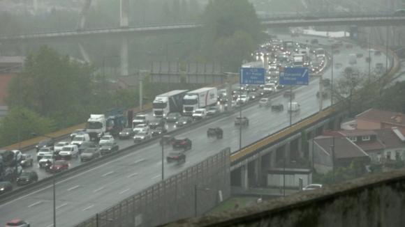 Segunda-feira de chuva e trânsito no Grande Porto. Os locais a evitar