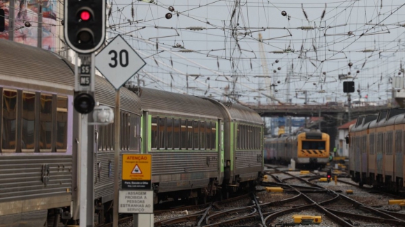 Homem morre após ser atropelado por comboio em Braga