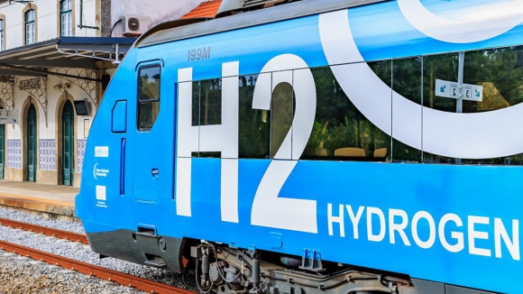 Primeiro comboio a hidrogénio em Portugal conclui fase de testes com sucesso