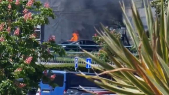 As imagens do carro consumido pelas chamas na rotunda AEP