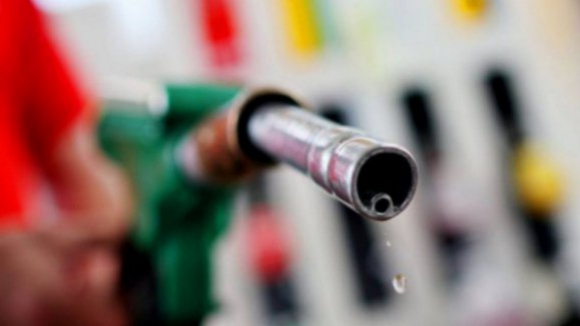 Preços dos combustíveis seguem em direções opostas. Confira as previsões