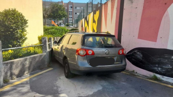 As imagens do carro que se despistou durante fuga policial em Matosinhos