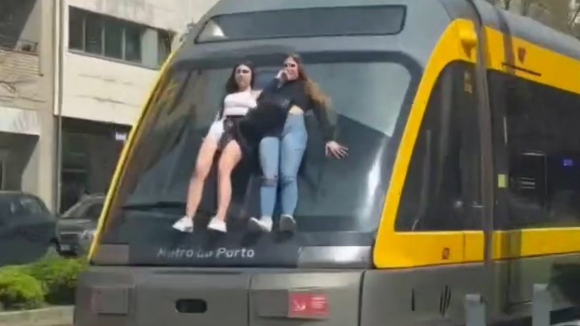 Jovens filmadas “à boleia” de metro a circular em Matosinhos