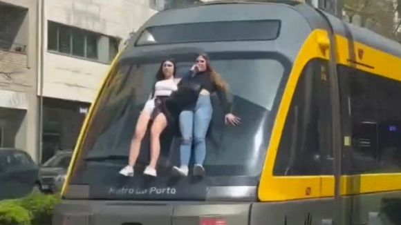 Andar “à guna” no metro é prática recorrente no Porto
