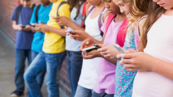 Especialistas defendem que proibir telemóveis nas escolas sem ouvir alunos não é solução