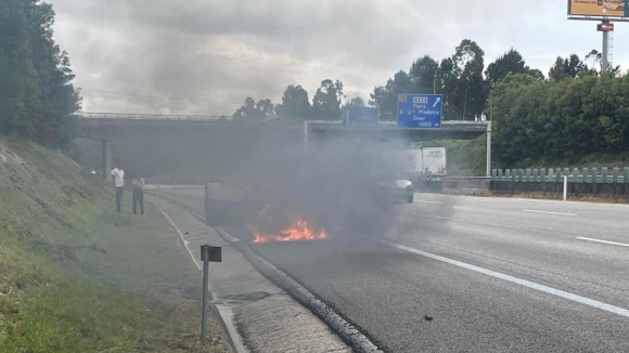Carro consumido pelas chamas na A1 em Santa Maria da Feira