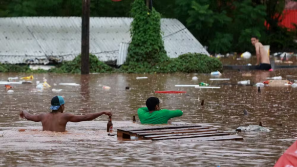 Sobe para 67 número de mortos nas inundações no Brasil