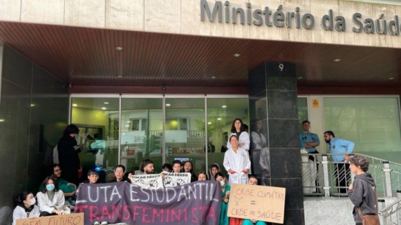 Jovens do Climáximo bloqueiam entrada no Ministério da Saúde