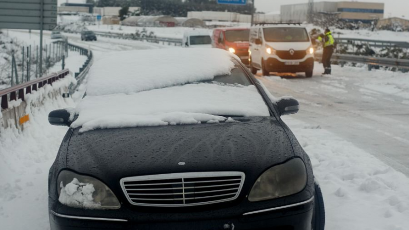 Neve Gera Caos Nas Estradas Espanholas E Obriga Autoridades A