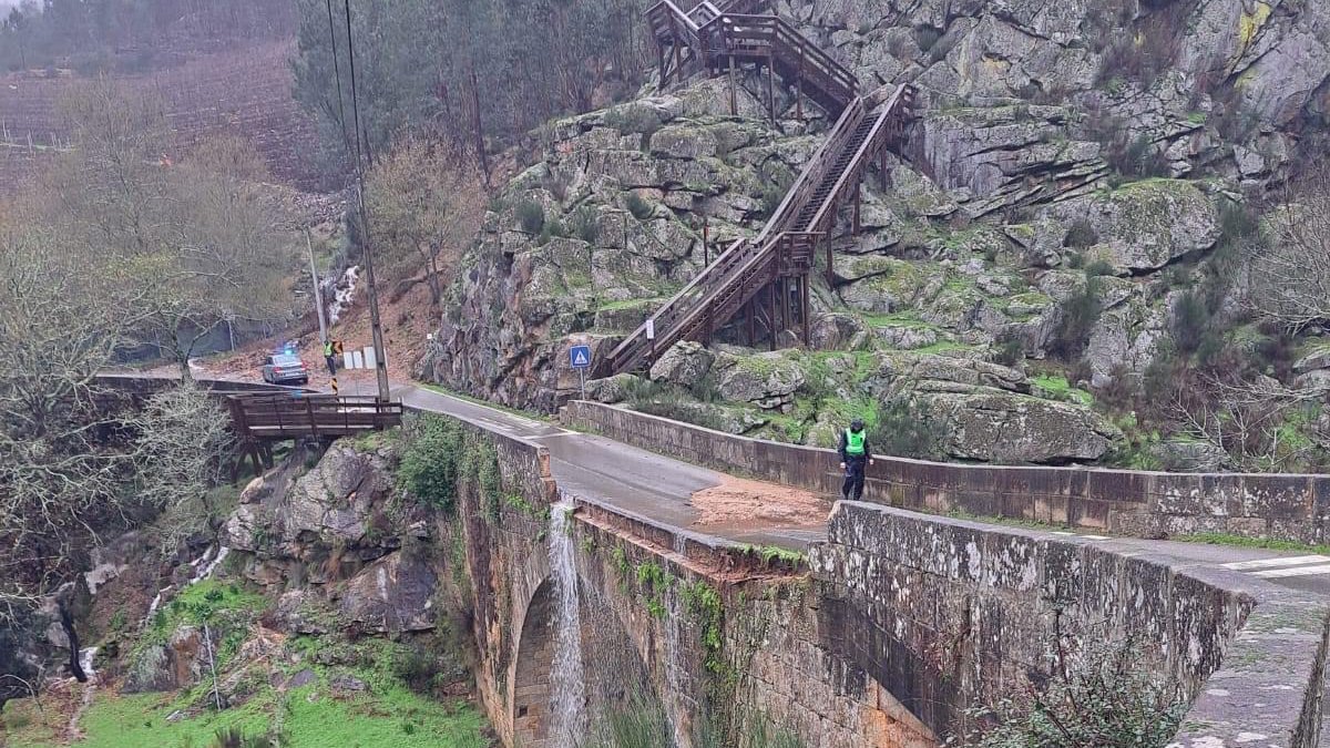 Mau Tempo Em Arouca Cai Muro Lateral Da Ponte De Alvarenga Veja As