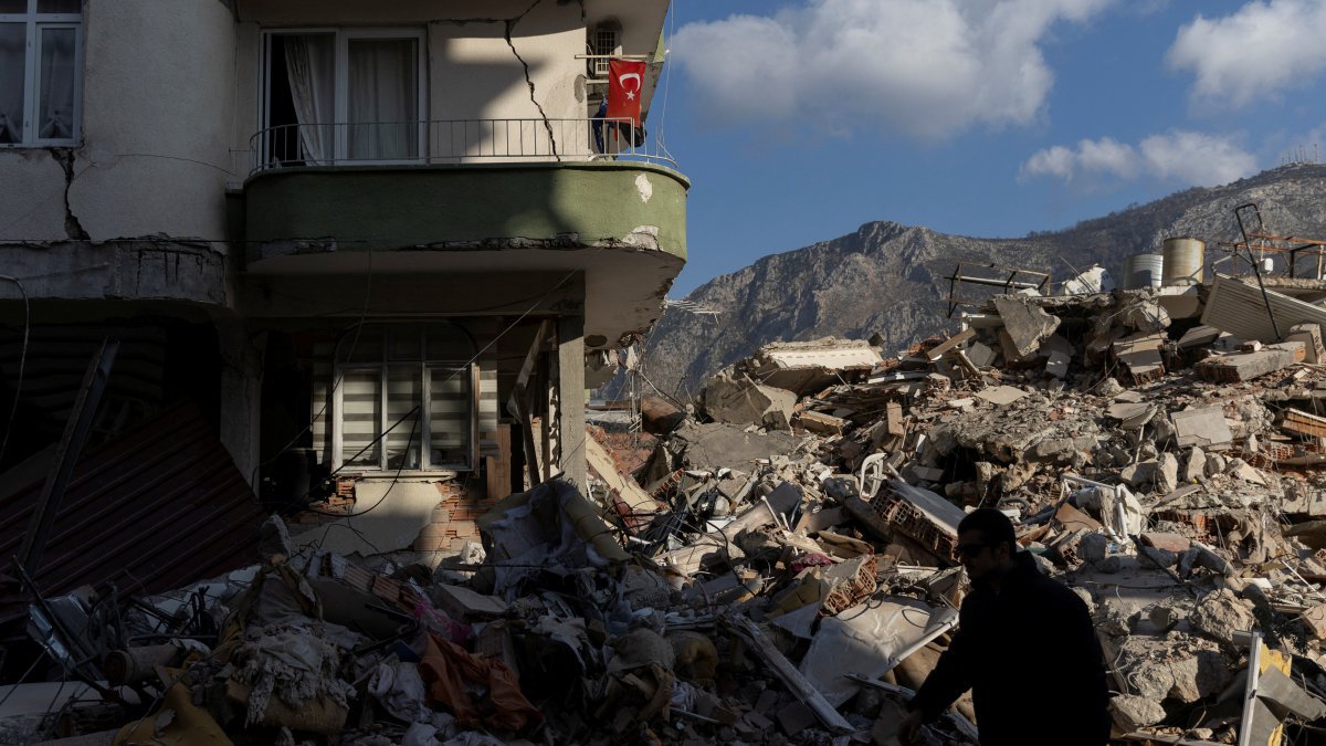 Dezenas de feridos e pelo menos uma vítima mortal no novo sismo na Turquia