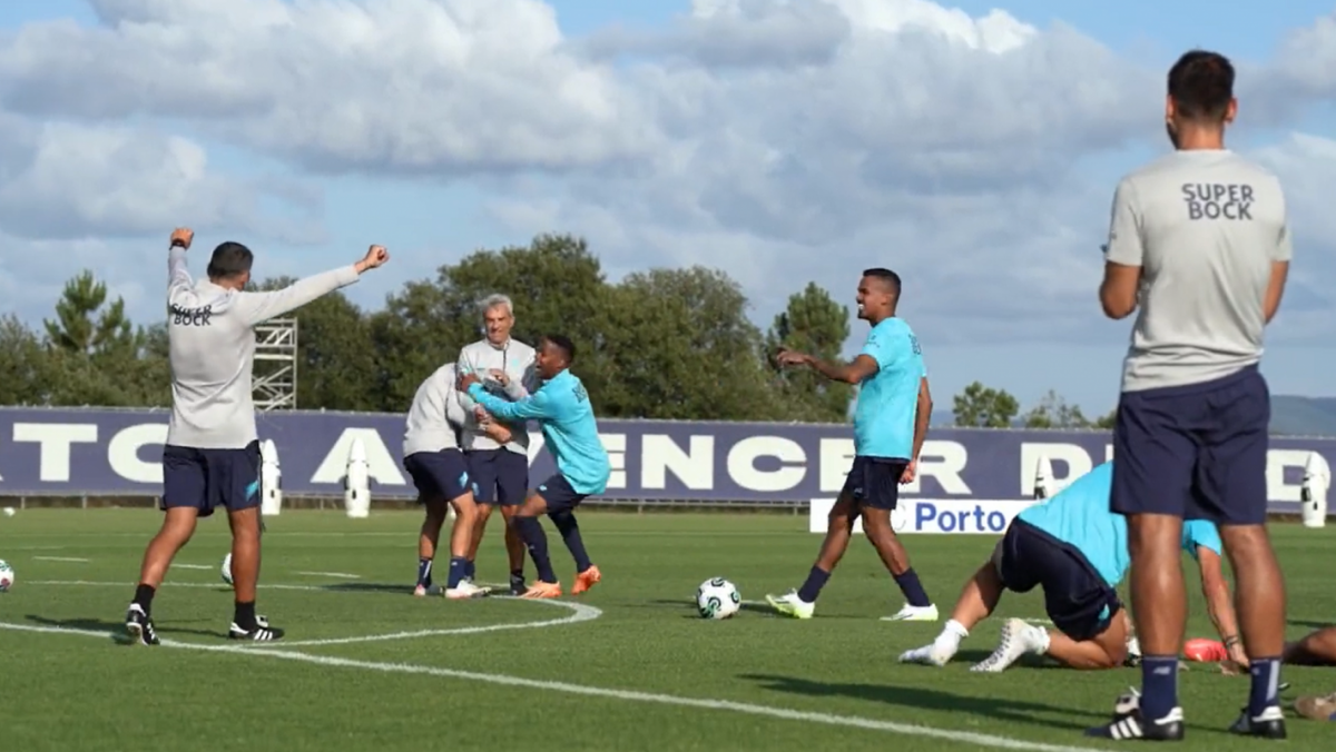 Jogadores e equipa técnica do FC Porto juntam se no tiro à barra em