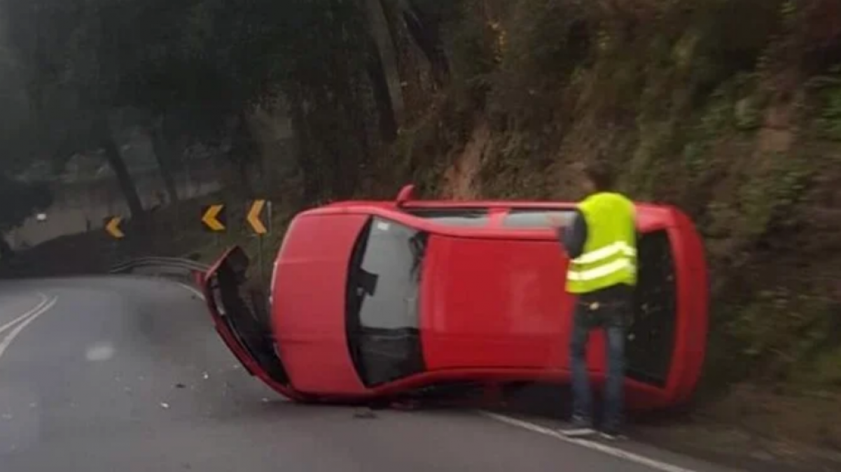 Carro Despista Se E Capota Na Estrada Braga Guimar Es