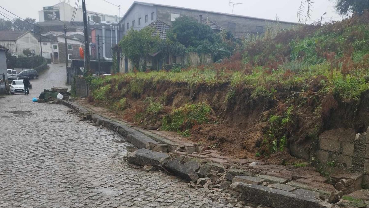 Fortes Chuvas Fazem Ruir Muro E Deixam Rua Alagada Em Paredes