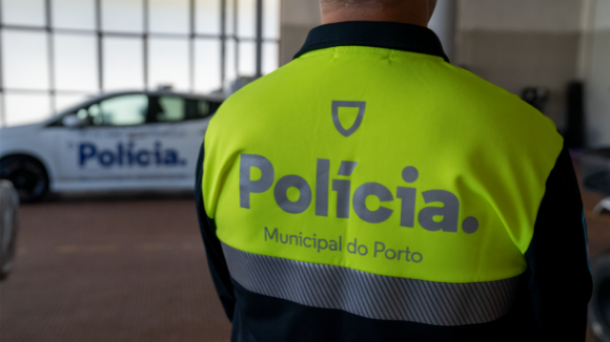 Pol Cia Municipal Do Porto Passou Multas E Removeu Carros Por