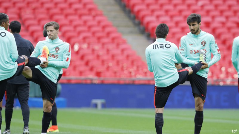 Fernando Santos com todos os jogadores disponíveis para jogo frente à Estónia