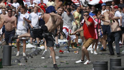 Dezenas de feridos em Marselha. Adepto inglês entre a vida e a morte