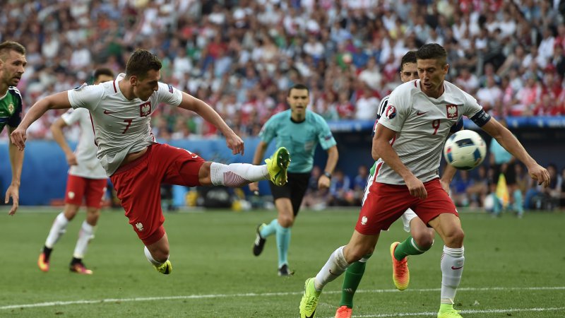 Polónia vence estreante Irlanda do Norte na abertura do Grupo C