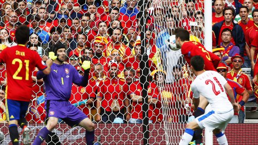  Espanha vence República Checa com golo de Piqué sobre o final