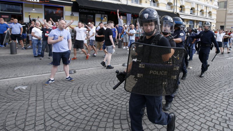 Dois adeptos britânicos condenados e proibidos de entrar em França