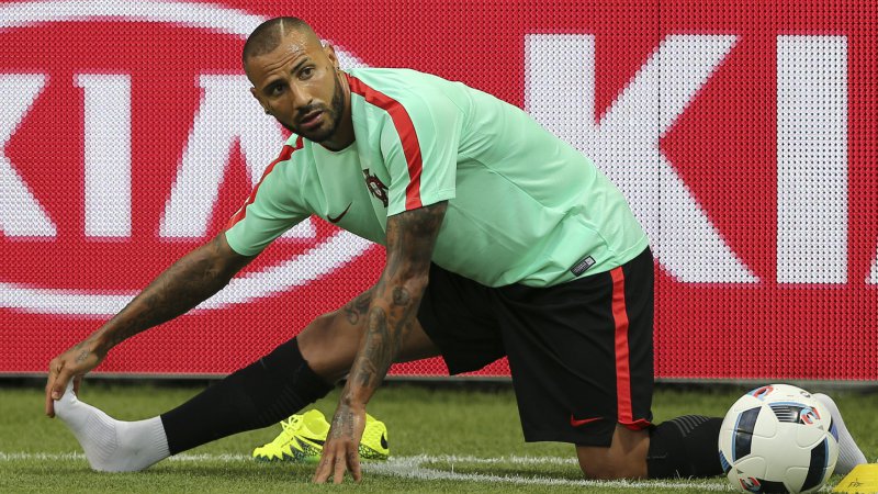 Ricardo Quaresma esteve no relvado do estádio Geoffroy Guichard, em Saint-Etienne, na preparação para o jogo entre Portugal e a Islândia