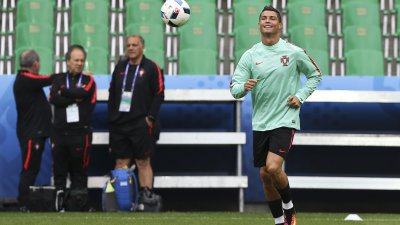 Ricardo Quaresma esteve no relvado do estádio Geoffroy Guichard, em Saint-Etienne, na preparação para o jogo entre Portugal e a Islândia