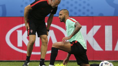 Ricardo Quaresma esteve no relvado do estádio Geoffroy Guichard, em Saint-Etienne, na preparação para o jogo entre Portugal e a Islândia