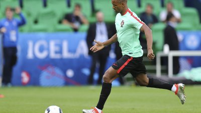 Ricardo Quaresma esteve no relvado do estádio Geoffroy Guichard, em Saint-Etienne, na preparação para o jogo entre Portugal e a Islândia