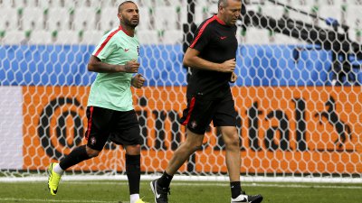 Ricardo Quaresma esteve no relvado do estádio Geoffroy Guichard, em Saint-Etienne, na preparação para o jogo entre Portugal e a Islândia