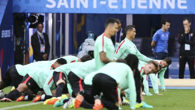 Ricardo Quaresma esteve no relvado do estádio Geoffroy Guichard, em Saint-Etienne, na preparação para o jogo entre Portugal e a Islândia