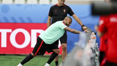 Ricardo Quaresma esteve no relvado do estádio Geoffroy Guichard, em Saint-Etienne, na preparação para o jogo entre Portugal e a Islândia