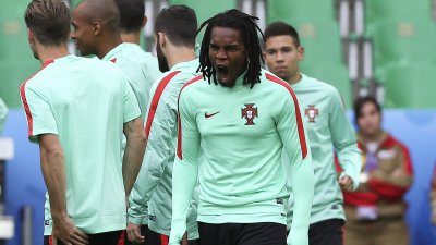 Ricardo Quaresma esteve no relvado do estádio Geoffroy Guichard, em Saint-Etienne, na preparação para o jogo entre Portugal e a Islândia