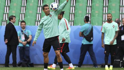 Ricardo Quaresma esteve no relvado do estádio Geoffroy Guichard, em Saint-Etienne, na preparação para o jogo entre Portugal e a Islândia