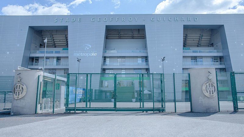 Estádio de Saint-Etienne evacuado por breves momentos devido a alarme