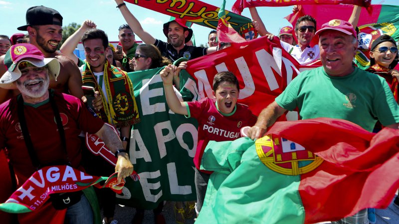 Portugueses 'controlam' imediações do Estádio de Lyon apesar do muito calor 