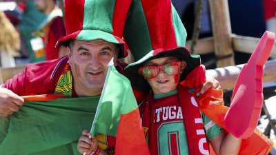 Portugueses 'controlam' imediações do Estádio de Lyon apesar do muito calor 