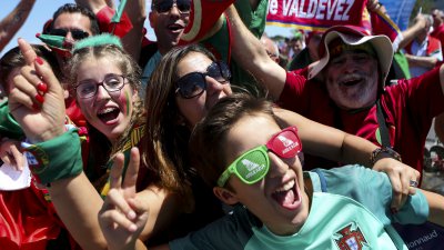 Portugueses 'controlam' imediações do Estádio de Lyon apesar do muito calor 