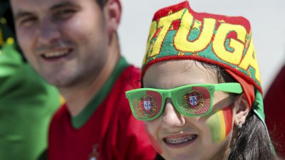 Portugueses 'controlam' imediações do Estádio de Lyon apesar do muito calor 