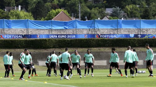 André Gomes e Raphael Guerreiro em treino condicionado na véspera de jogo com a Polónia