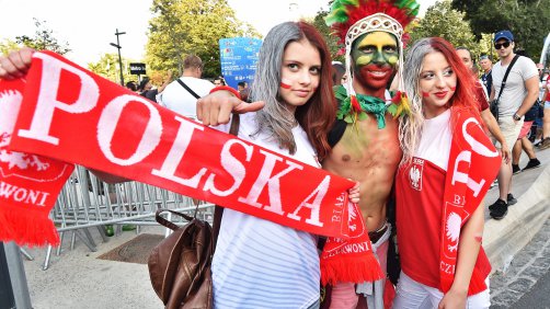 Veja o contraste do ambiente à volta do estádio de Marselha antes do Polónia vs Portugal