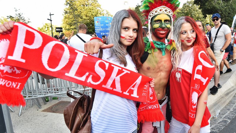 Veja o contraste do ambiente à volta do estádio de Marselha antes do Polónia vs Portugal