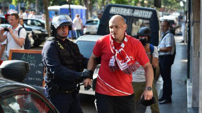 Veja o contraste do ambiente à volta do estádio de Marselha antes do Polónia vs Portugal