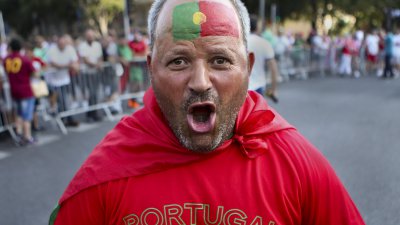 Veja o contraste do ambiente à volta do estádio de Marselha antes do Polónia vs Portugal