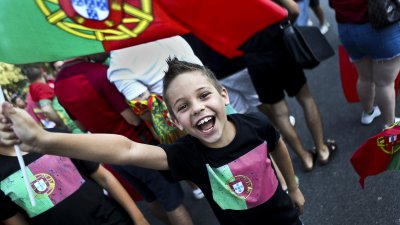 Veja o contraste do ambiente à volta do estádio de Marselha antes do Polónia vs Portugal