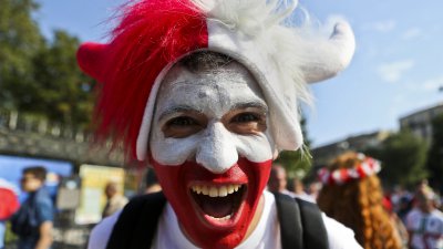 Veja o contraste do ambiente à volta do estádio de Marselha antes do Polónia vs Portugal