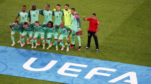 Intruso fica na foto da seleção portuguesa e faz rir Cristiano Ronaldo